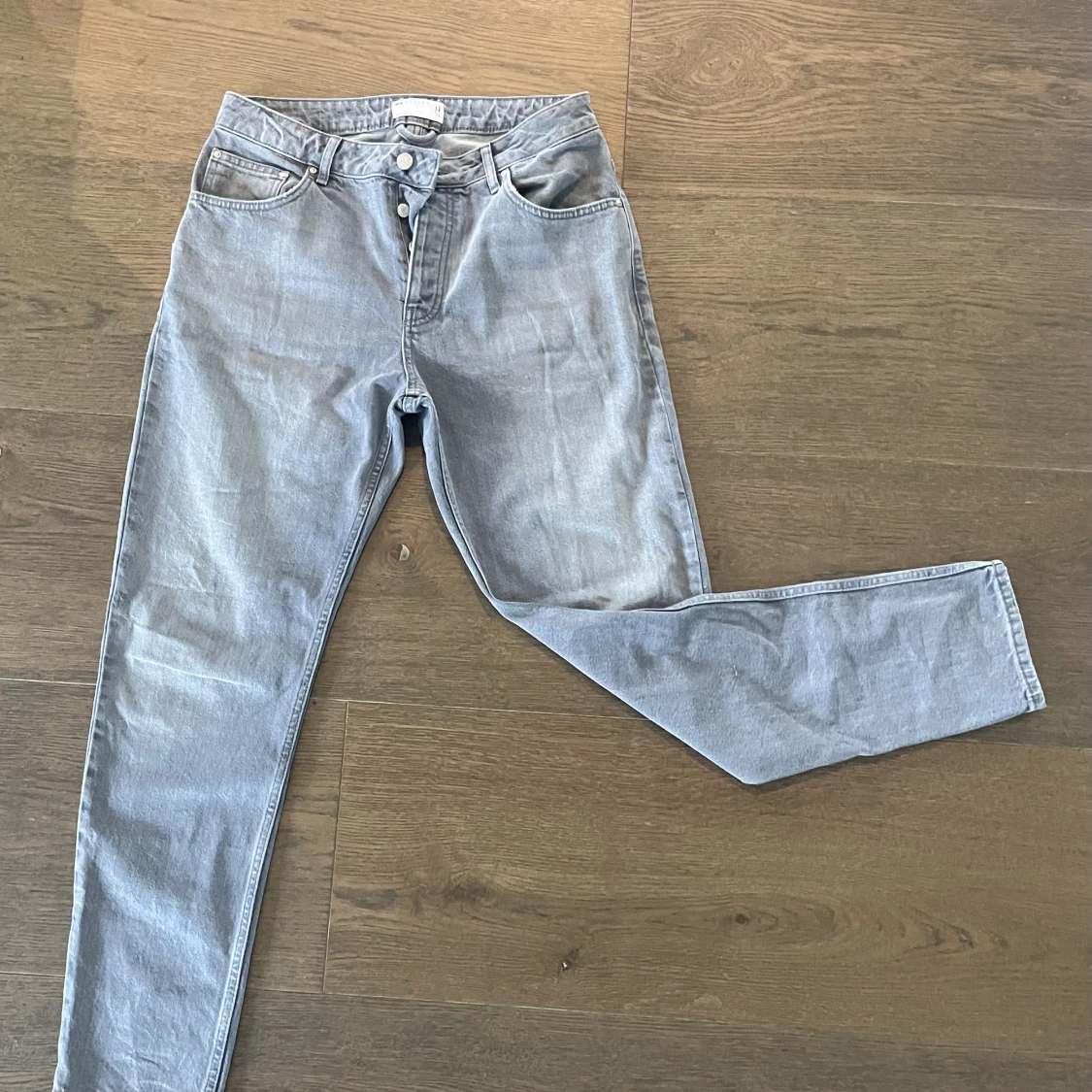 Gråa jeans 