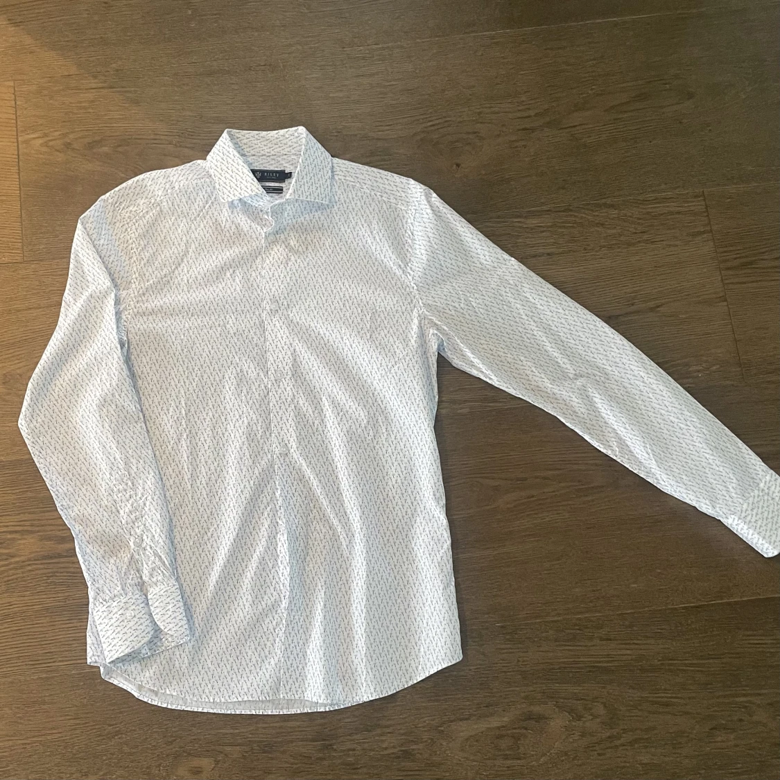 Ljus skjorta med mönster.