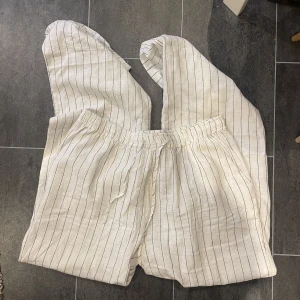 Madlady linnebyxor  - Säljer ett par fina linnebyxor från Madlady, köpte dom bara för en vecka sedan och helt oanvända. Vill ha ett par andra så säljer dessa💗 Dom är i storlek L-XTRA TALL passar bättre som M. Dom va långa på mig som är 169 men lätta att sy upp! Egen bild finns