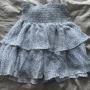 Chelesa kjol  - Säljer nu denna chelesa kjol eftersom den inte kommer till användning. Är i mycket fint skick då den endast är använd 1 gång. Hör av er vid fler frågor eller funderingar💙🩵💙🩵