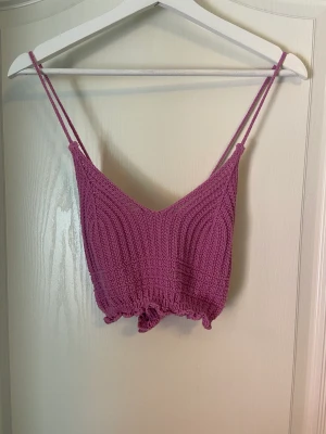 Virkad topp - Väldigt fin men passade tyvärr inte min byst, aldrig använd 