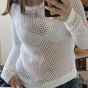 Stickad tröja  - Stickad tröja med stora maskor. Superfin och i nyskick. Använd en gång. Säljer pga har en dubblett! 