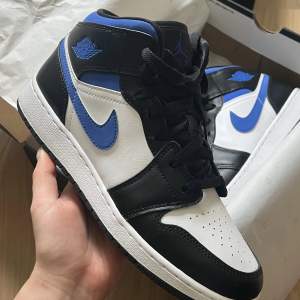 Som nya jordan 1 racer blue 7Y, 39-40  Passa mig bra som har 39 med creaseskydd :) Använda någon gång men kommer inte till användning 