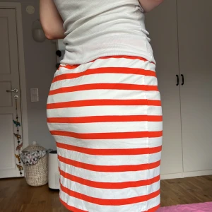 Ny minikjol - Ny minikjol från Lindex i märket holly&white. Aldrig använd och lappen sitter kvar (syns i tredje bilden). Storlek: M Nypris: 99 kr