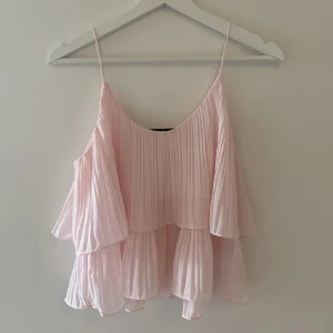 Volangtopp Rosa💕 - Säljer min supersnygga rosa volangtopp från bikbok i storlek S! Aldrig använd! Vill ha en snabb affär! Först till kvarn!