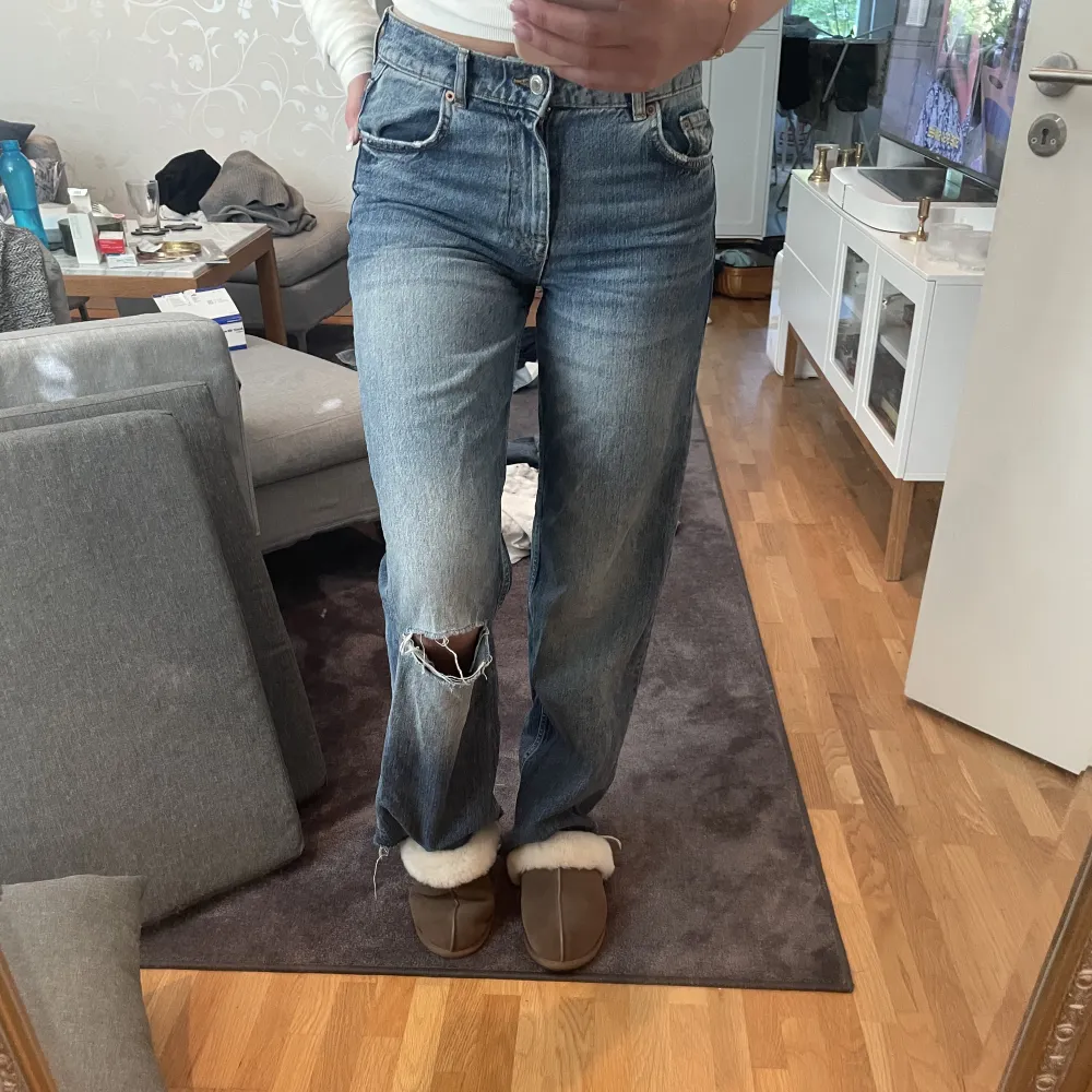 sååå snygga jeans med hål på ena knät. är i storlek 36 o är lite för tajta för mig som vanligtvis har 38🤍. Jeans & Byxor.