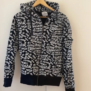 Cool zip up hoodie 🖤 - Hej! Nu säljer jag min ascoola graffiti zip up hoodie. Köpte i en second hand butik, det är en stor storlek M. Säljer denna för att den är för stor för mig tyvärr😍🫶🏼🌏Läs bio innan du köper!