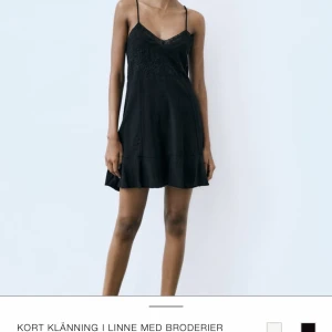 Super snygg zara klänning - Så snygg trendig zara klänning, perfekt för sommaren! Prislapp kvar och nytt skick, nypris 400kr. Kan sälja för lägre pris om snabb affär❤️