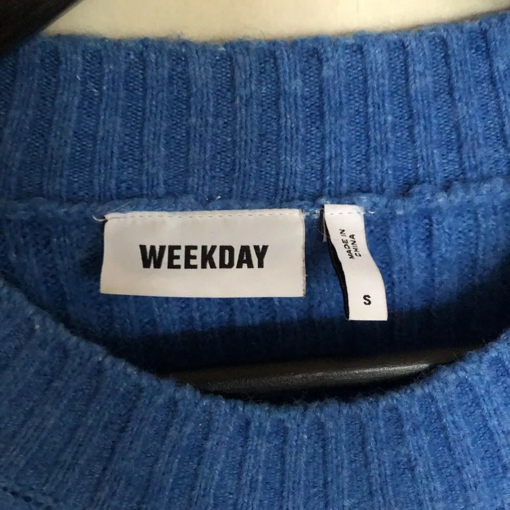 Stickad tröja från Weekday i storlek S. Knappt använd och i mycket bra skick. . Stickat.