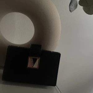 VS plånbok  - Svart super söt plånbok från Victoria secret, använd fåtal gånger. Nypris ca 300 kr (köpt i butik)🌸