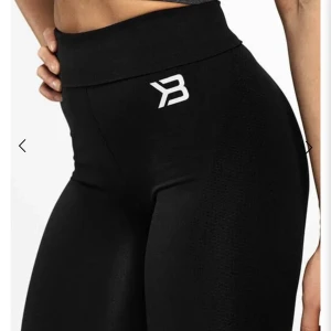 Better bodies tights svarta - Svarta tights från better bodies. NYPRIS 489 kr SÄLJS FÖR 120. Rensar garderoben då jah har för många träningstights så säljer väldigt billigt. Storlek M. Säljer då de är för stora för mig. Super sköna och stretchiga. Seamless modell. 