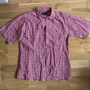 Ralph Lauren skjorta - Supersöt kortärmad skjorta från Ralph Lauren. I gott skick! Den sitter lite för tight för min smak men superfin. Inga hål eller fläckar.