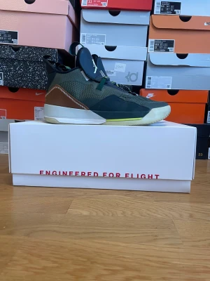 Travis Scott x Jordan 33 ’Army Olive’ - Säljer nu dessa jordan 33 Travis scott🌵storlek 47/12,5 vilket är en väldigt sällsynt storlek. Använda fåtal gånger inomhus. Skicka ett meddelande vid fler frågor eller bilder!💫