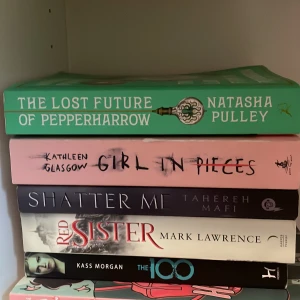 Böcker❤️ - Säljer fyra Böcker med några från boktok😝 De kostar 50kr st eller alla för 129kr🥳Några av böckerna kan vara i använt skick men fråga gärna om bilder!🫶❌Shatter me och girl in pices är sold❌