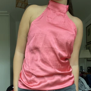 Festtop  - Rosa satin festtop från Gina tricot. Den är halterneck och går att knyta i nacken. Köpt för ett tag sen men knappt använd.  