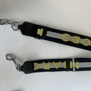 Marc Jacobs väskrem  - Lyxig väskrem från Marc Jacobs i nyskick. Köpt på NK.