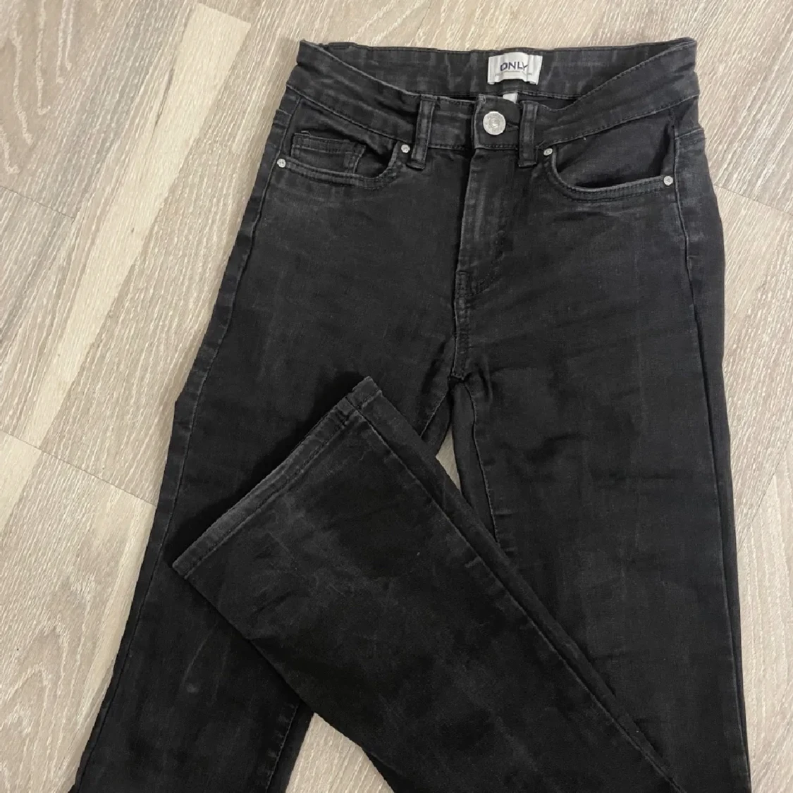 Svarta bootcut jeans  - 90