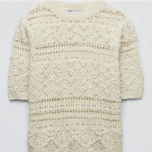 Zara beige virkad topp  - Trendig virkad beige topp från Zara. Använd ett fåtal gånger och andra bilden är lånad💕Den är slutsåld och finns inte att köpa längre. Skriv för fler bilder