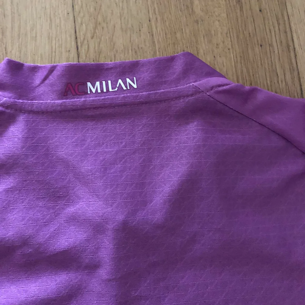 Säljer min AC Milan tröja som jag fick i födelsedagspresent. Riktigt fräsch och väldigt bra skick. Fet colorway.. T-shirts.