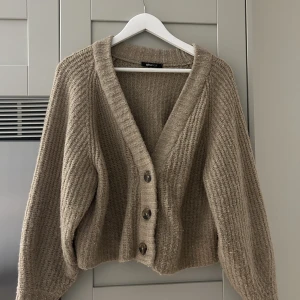 Beige kofta - Stl M, köparen står för frakten.