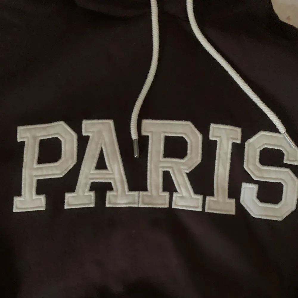 Snygg hoodie med Paris tryck.. Hoodies.