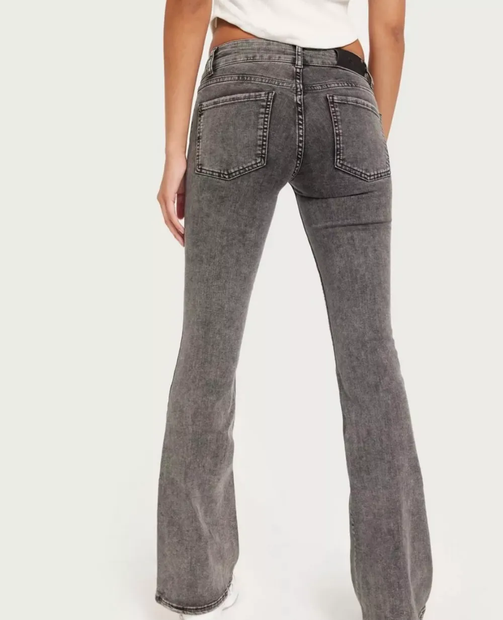Low waist jeans från Nelly. Helt nya lappen sitter kvar, aldrig använt pga för stora. Nypris 699kr. Jeans & Byxor.