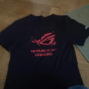 En Asus ROG t-shirt signerad av sampev2 och alpstig  Storlek M