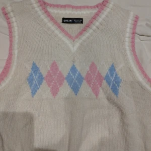 Söt stickad väst - Säljer denna jättesöta stickade väst då den inte passar mig bra. Aldrig använd så i mycket bra skick.