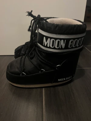 Moon boots - Säljer mina låga moon boots eftersom jag då inte gillar de längre. Det är storlek 36-38. Inget fel på dom, ser ut som nya. 