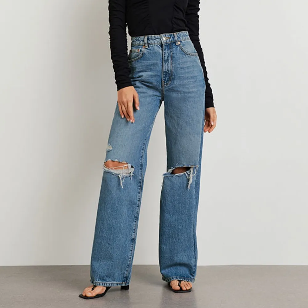 Blåa jeans med hål, från Gina. knappt använda. Priset går att diskutera vid snabb affär😊. Jeans & Byxor.