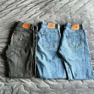 Säljer tre par jättesnygga Levis jeans då min bror växt ur dem. Två st 501 och ett par 510. Svarta har storlek W30 L32. Ena blåa har W31 L32. 450kr/st.
