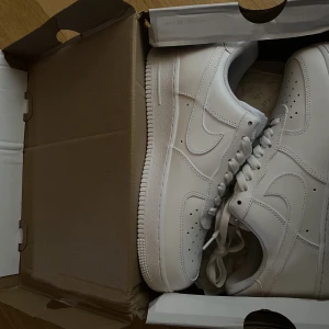 Nike airforce 1 - Tja! Säljer mina helt nya Nike af1 storlek 42 som jag fått i present, bara blivit liggande och kommer inte till användning - kvitto finns och kan tänka mig billigare vid snabbaffär