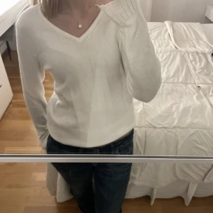 Vit stickad tröja - Säljer min vita stickade tröja från Vero Moda! Köptes för 330kr då jag säljer min för 250kr! Den är helt oanvänd! Priset kan sänkas vid snabb affär! Skriv vid intresse! 💘💞