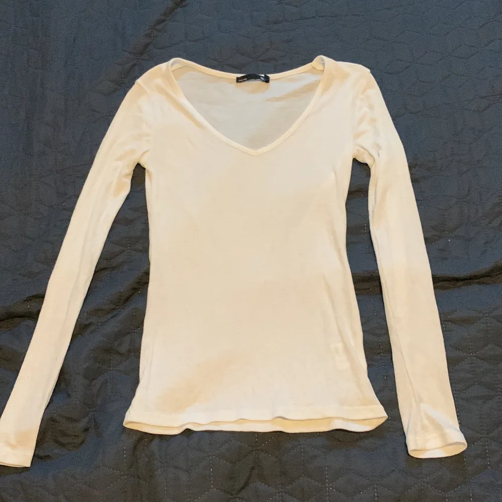 Säljer denna super fina tröjan då den är för liten, väldigt bra skick då den knappt är använd, köpte för 200 o säljer nu för 70🤍 pris kan diskuteras vid snabb affär🫶🏻 skriv för mer info🤙🏼. Tröjor & Koftor.