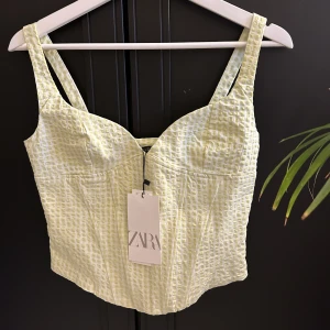 ZARA korsett - helt ny - Säljer nu denna ZARA korsett topp helt ny i skick med prislappar kvar. Säljer då jag aldrig hann returnera den o då det inte riktig var min stil. Enbart testad. Superfin o söt. Storlek S. Dragkedja vid sidan