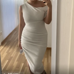Vit klänning - Klänning från Asos som är oanvänd och köpt för 690 som har prislappen kvar. Jag hann ej returera den därav säljer jag den. Storlek 40 men passar enkelt en 38a 