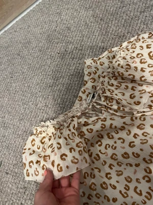 Leopard tröja !🐆 - Fin tröja med krage passar både till sommaren och våren, hösten 