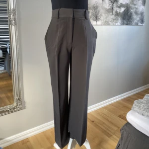 Grå kostymbyxa  - Kostymbyxa i en snygg grå färg som tyvärr är förstora💛