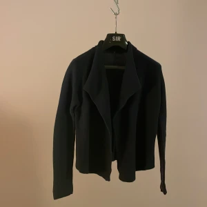 Fin kofta annorlunda skärning  - Fin kofta som kan knäppas på lite ovanligt sätt eller bäras öppen. Marinblå. Bra använt skick. Se mina andra annonser! Bra paketpris utlovas om du vill köpa fler plagg! 😊