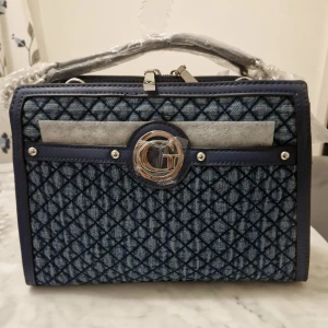 Guess väska - Helt ny Guess väska, lappar och plastet sitter kvar. Köpte från zalando för 897kr, säljer för 400kr. Kan skicka fler bilder 🌸