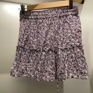 Lila-blommig kjol från Zara med volanger, resår i midjan och inbyggda shorts så man slipper oroa sig över att den blåser upp. Använd Max 2 gånger 🫶Nypris ligger på 300:-