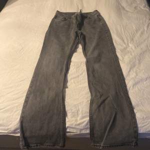  Säljare dessa gråa jeans ifrån Gina Tricot storlek 36 är lite förstora för mig köpta för 500 säljer för 300+ frakt🙌🏻🙌🏻