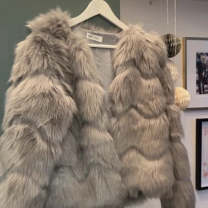 Pälsjacka💖 - Perfekt snygg jacka till vintern i bra skick!⭐️ Den andra & tredje bilden är lånad💖 Skriv för fler bilder! 