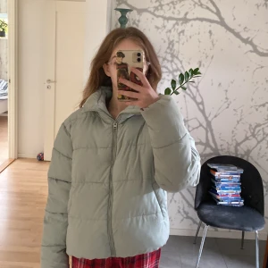 dunjacka - säljer ljusgrön jacka. tror den är använt ca 1 vinter. jag ser och hittar inga spår på att den ör använd. den är i xs, jag har xs/s och den ör lite oversized till mig så passar definitivt större storlekar! tveka inte om frågor eller fler bilder! 