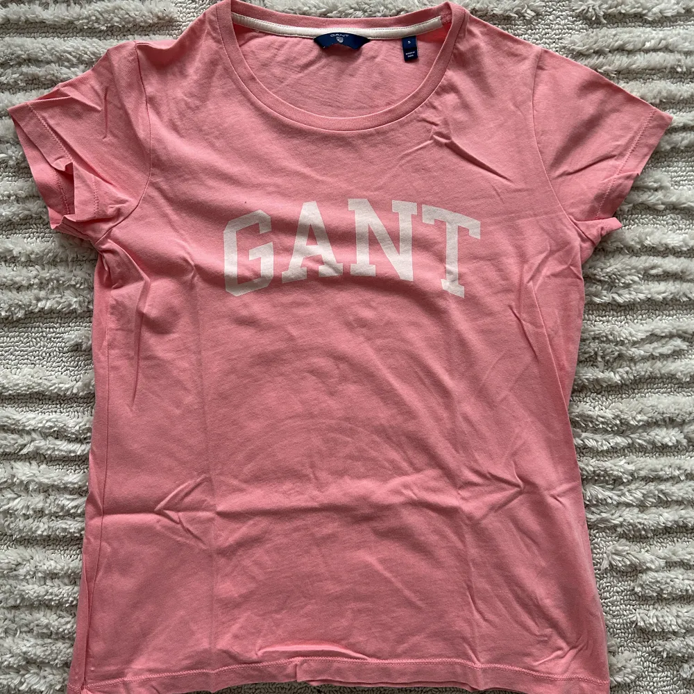 Rosa tshirt från gant 🩷 Storlek S i bra kvalitet. . T-shirts.