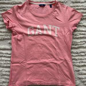 Rosa tshirt från gant 🩷 Storlek S i bra kvalitet. 