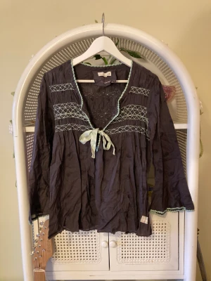  Odd Molly blus - Så fin blågrå Odd Molly blus i storlek 2 💙