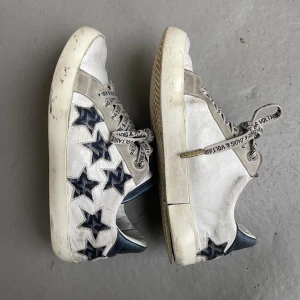 Zadig Voltaire skor - Supersnygga Zadig skor i storlek 38. ”Smutset” längst ned är medvetet från företagets sida, men de är inte i nyskick. En defekt på höger sko, men går självklart fortfarande att använda. 