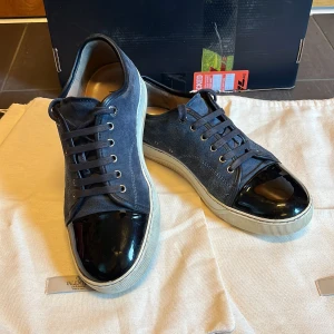 Lanvin skor - Tjena säljer dessa sjukt snygga Lanvin skor, Storlek 7 UK (42~43EU)😊 Nypris 4000kr, mitt pris 2599 9/10 condition Om ni har eventuella frågor så är det bara att skicka 👍🏼Pris kan diskuteras! The Shoe Store     