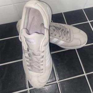 Adidasskor - Adidasskor beige. Storlek 39 1/3. Knappt använda!